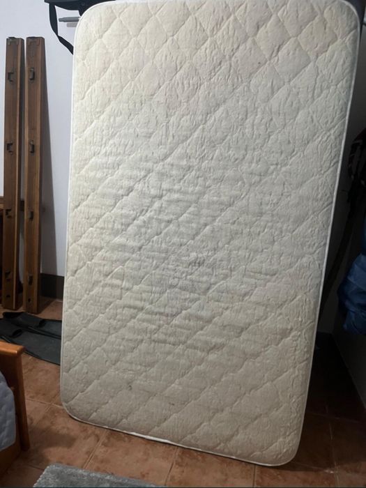 Cama de solteiro e mesa de cabeceira