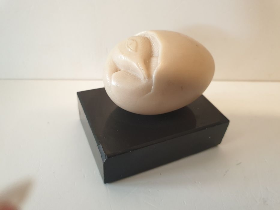 Vintage pisa papel ovo com pintinho em mármore e marfinite