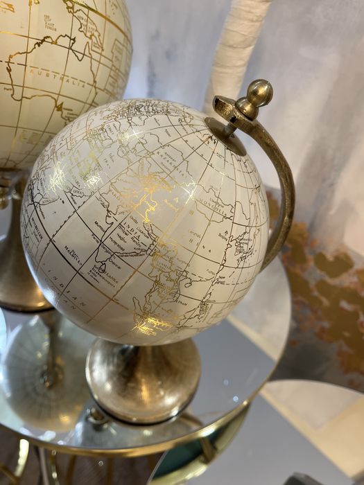 Globo terrestre com mapa do mundo.