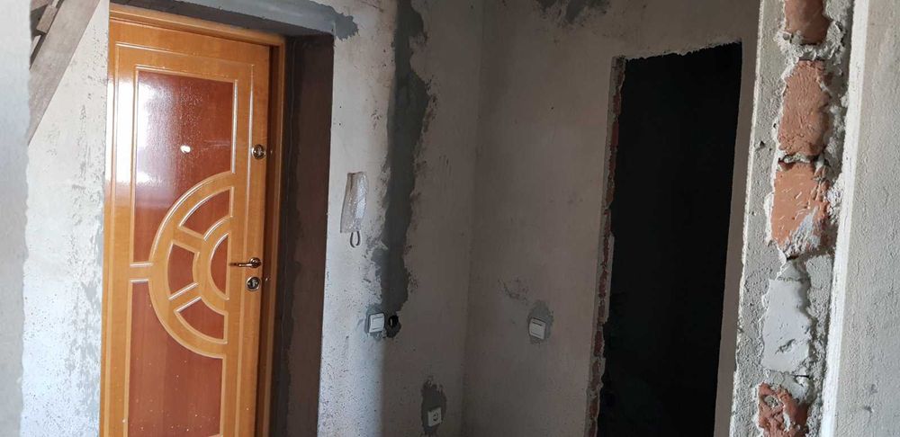 дворівнева сира 3-кімнатна квартира