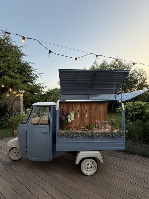 Piaggio Ape prosecco van/drink bar
