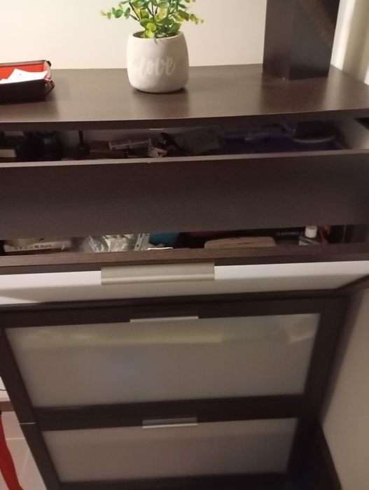Sapateira com gaveta e bastante arrumação