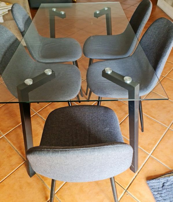Mesa de vidro com 6 cadeiras 150€