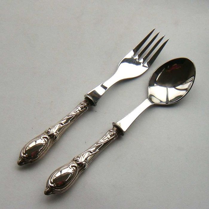 Conjunto de Talheres e Copo de Criança em PRATA marca Águia em Estojo