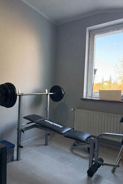Ławeczka treningowa + zestaw obciążeń – łącznie ok. 107,5 kg