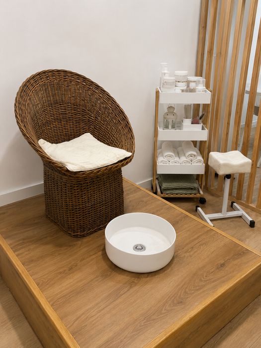 Aluga-se Mesa para Unhas e Pedicura.