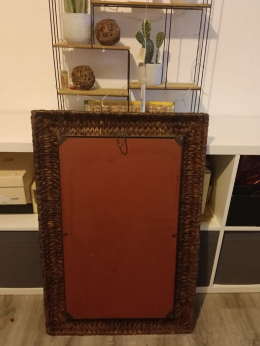 Espelho com moldura em verga