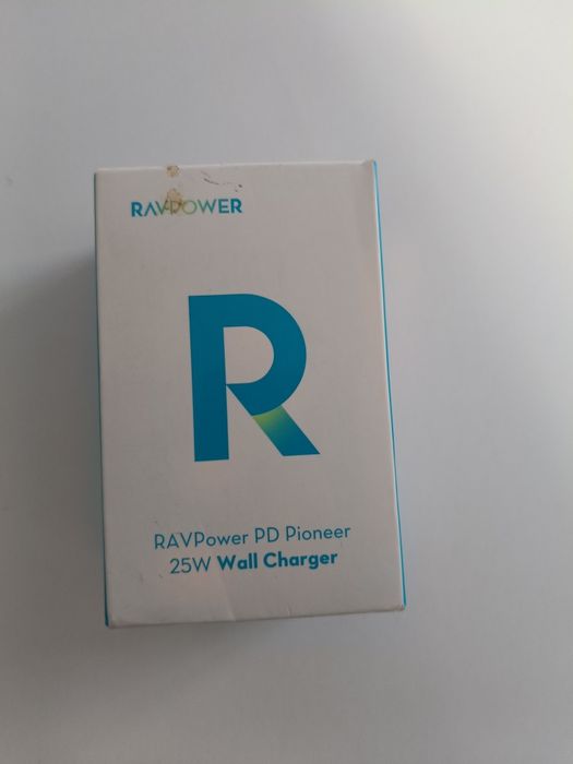 ładowarka ścienna RAVPower PD Pioneer o mocy 25W (model RP-PC156). Jes