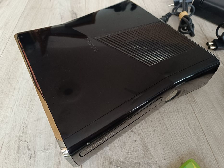 Konsola Xbox 360 Slim E 250gb pad bezprzewodowy 2 gry