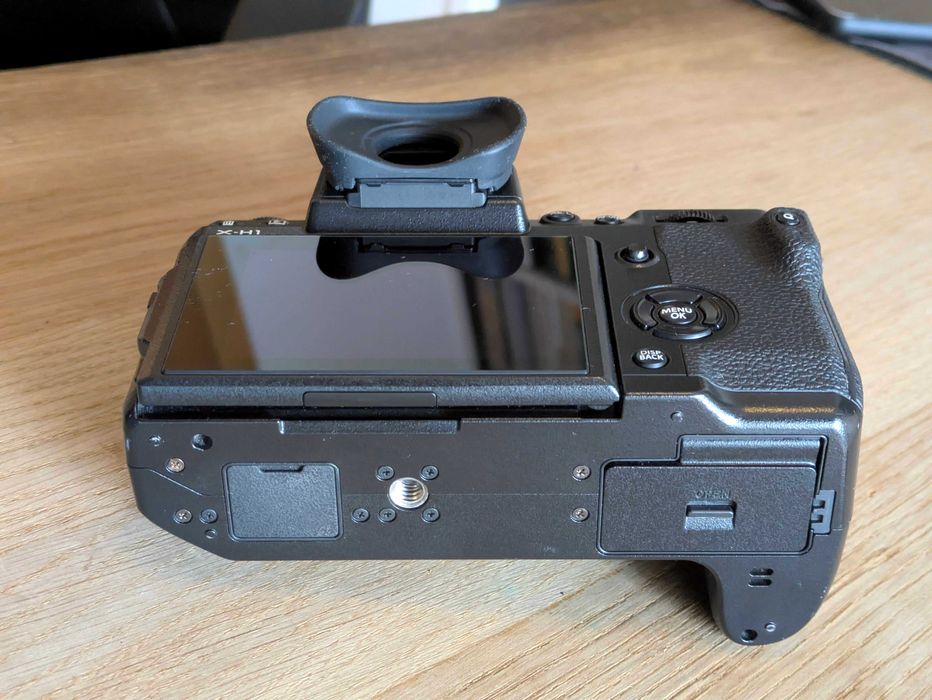 Corpo Fujifilm X-H1 - c/ IBIS e 3 Baterias - Excelente estado