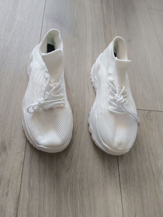 Białe lekkie buty