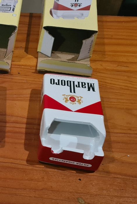 Cinzeiros Marlboro e Jack Daniels