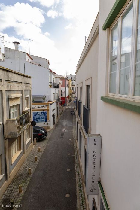 Piso para recuperar  e arrendar Entire floor to refurbish and rent.