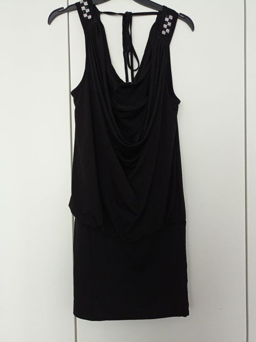Vestido preto com pormenores