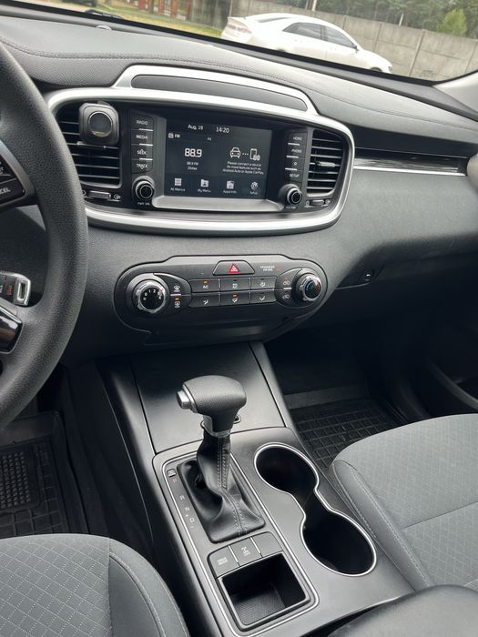 Kia Sorento 2018 VIN 5XYPGDA39KG523993 фото оголошення 8 з 11