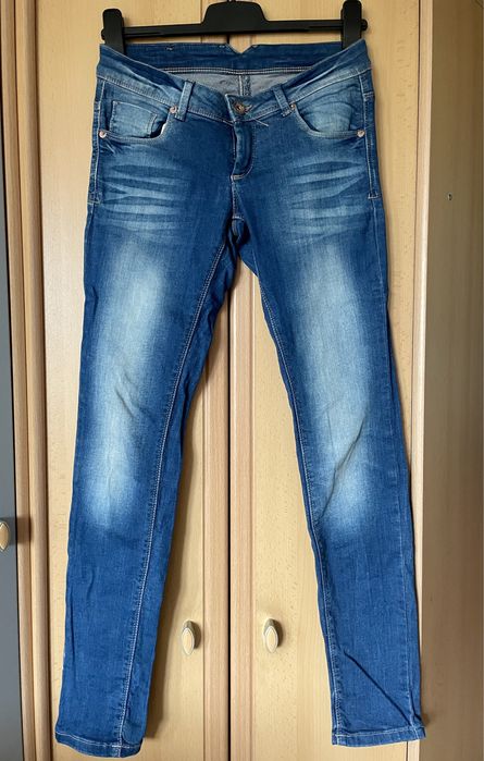 Spodnie jeansy, niebieskie przecierane, niski stan, C&A, r. 34