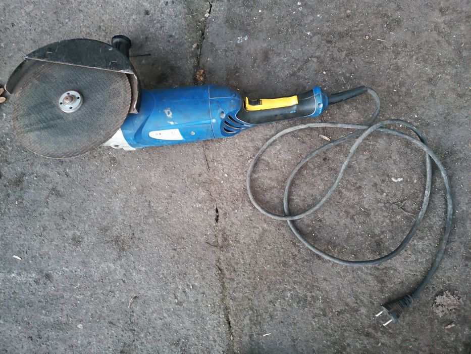 Szlifierka 2500W, dobrze tnie jest mocna.