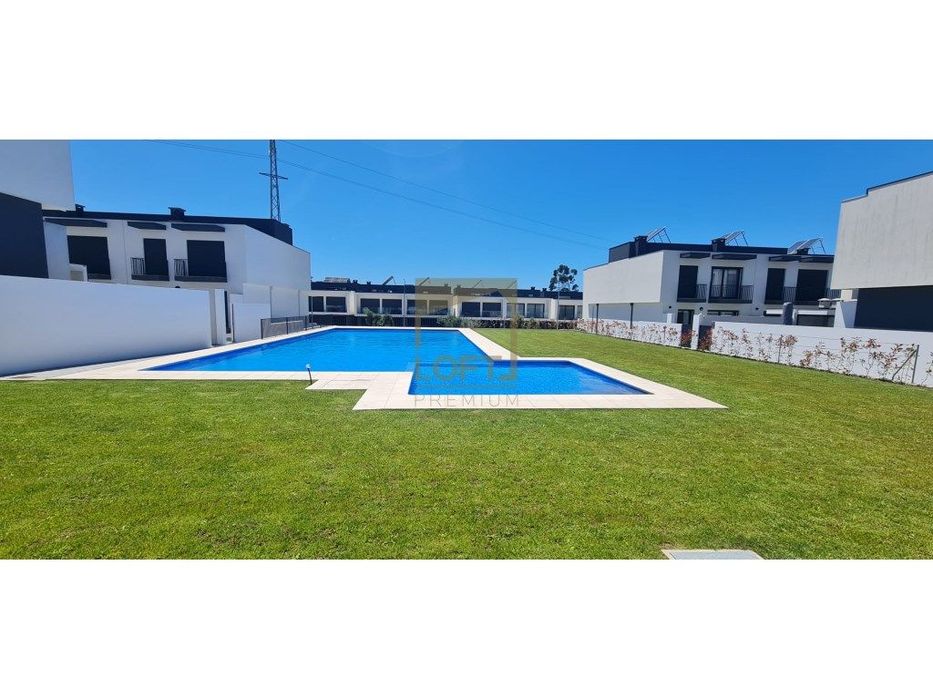 Moradia geminada V4 em Gaveto- Condominio Fechado c/ Piscina