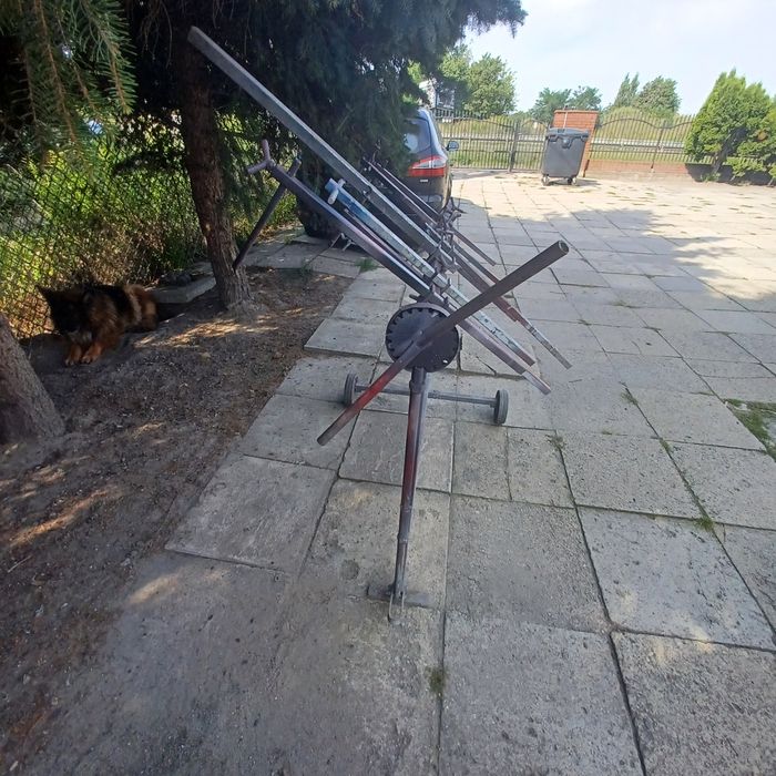 Duży stojak lakierniczy.