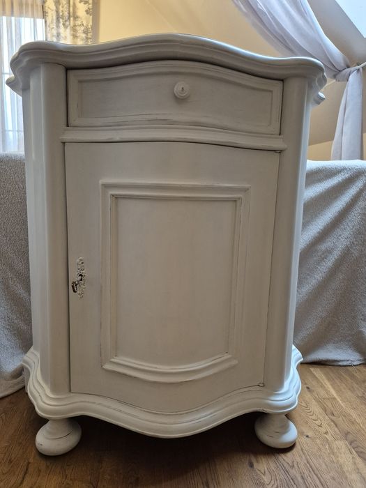 Stylizowana szafka nocna w stylu shabby chic