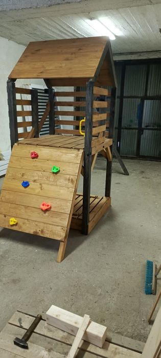 Plac zabaw dla dzieci zjeżdżalnia huśtawka ogród