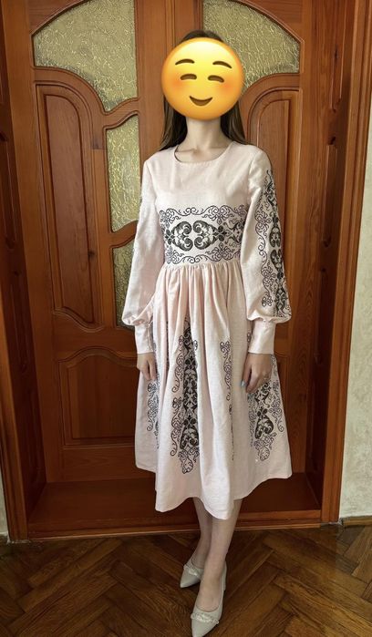 Випускне вишите плаття.