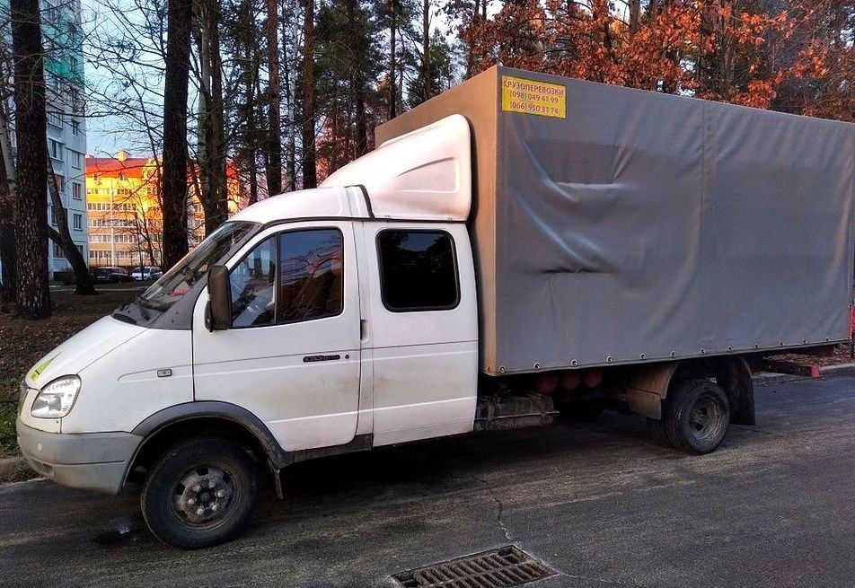 Авто повністю обслуговане, щоденно в роботі (перевозить меблі). Надійне, економне та потужне — сів і поїхав!
Технічні характеристики:
Посилений кузов, подвійна рама, посилені ресори
Розміри кузова: Д 4.20 м × Ш 2.12 м × В 2.05 м — об’єм 18 кубів
Вивантаження — через задній борт
Двигун і паливо:
Двигун 2.9 карбюратор (сотка) — після капітального ремонту
Нова поршнева, двигун у відмінному стані
Встановлено новий стартер
Працює на метані, пропані та бензині
Метан: 6 балонів (72 куби), вистачає на 500–550 км, витрата 13–15 кубів / 100 км
Пропан: 50 л, вистачає на 200–300 км
Додатково:
Резина по колу 195/75 R16 у гарному стані
Авто повністю на ходу, використовується щодня
Телефон: 06********20 , 09********52 — Віра