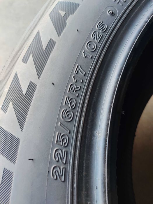 2шт R17 225 65 шини зимові Bridgestone Blizzak DM-V2 як нові 10+мм