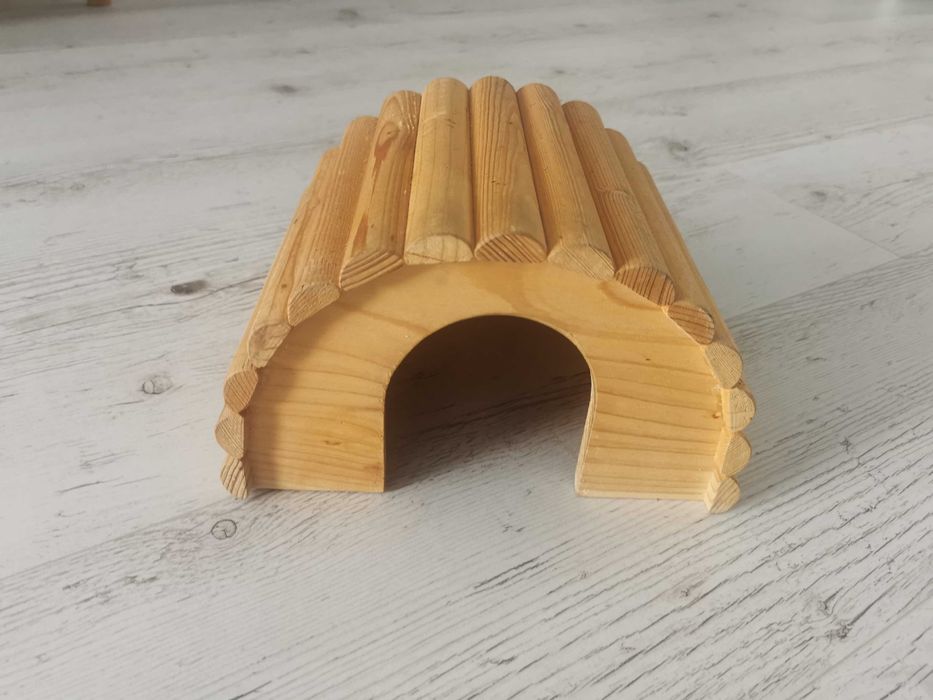 Drewniany domek dla małych zwierzatek