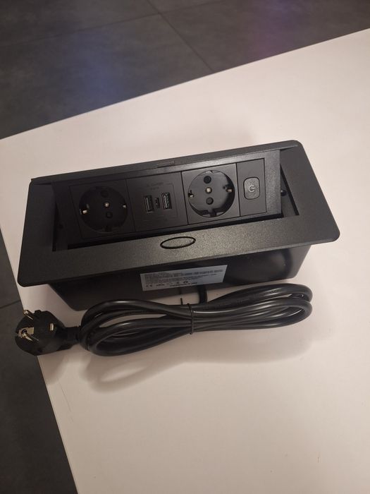 Gniazdko wpuszczane czarne