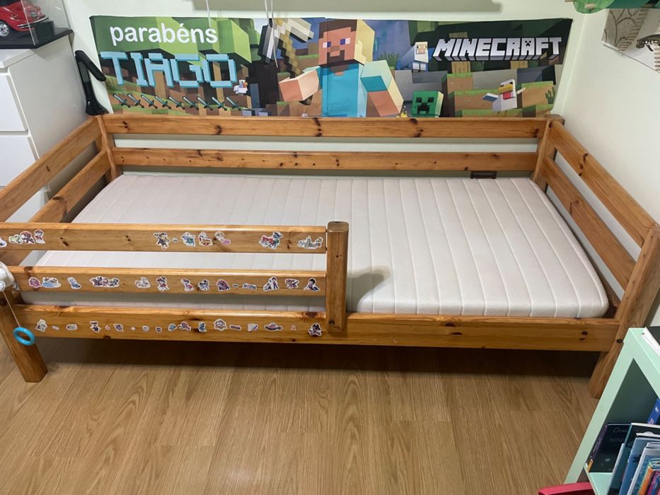 Cama em pinho e colchão em bom estado