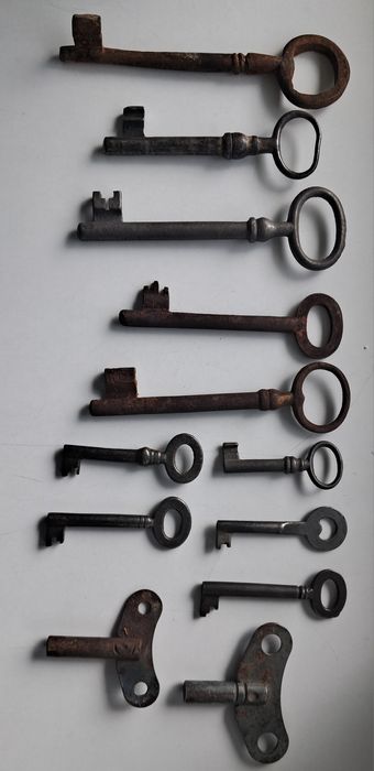 Старовинні ключі до меблів