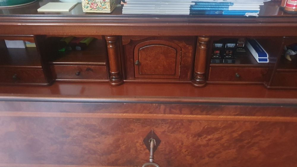 Escrivaninha em nogueira com extensão e gavetas escondidas