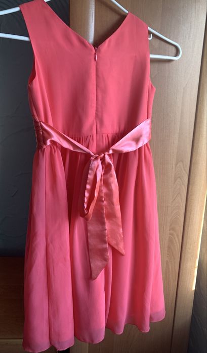 Piękna różowa sukienka dziewczęca