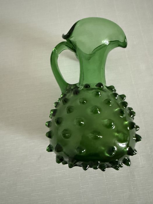 Mały osiołek z kolcami  Zielony szklany wazon