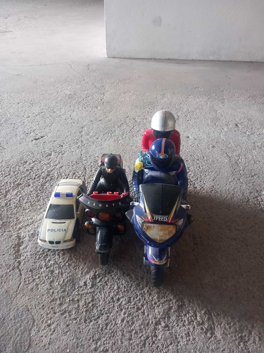 Motas, tratores e carrinho