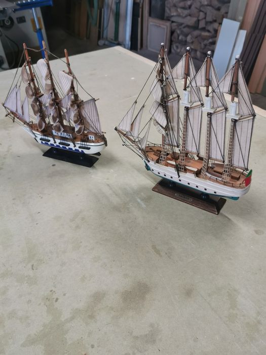 2 barcos em miniatura