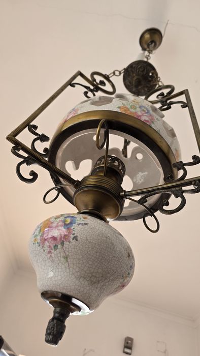 Candeeiro Suspenso em Ferro Forjado e Porcelana Pintada à Mão
