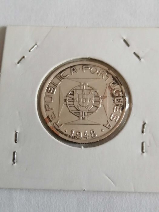 Moedas prata de S.Tomé e Príncipe de 5 escudos. Cada moeda tem 1 valor