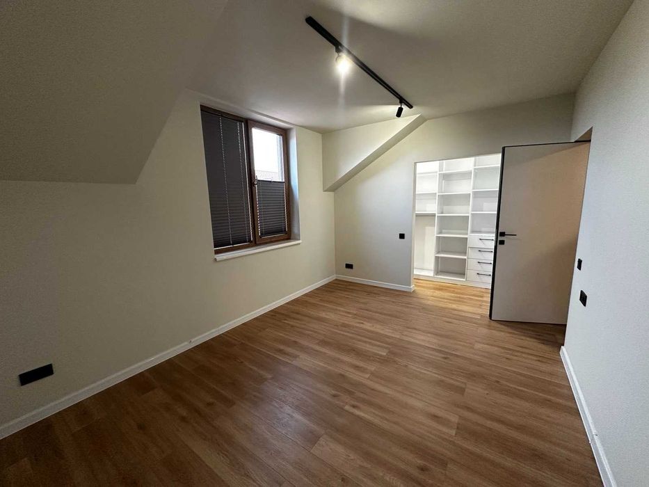 Продається сучасний котедж в м. Тячів