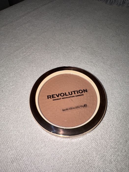 Revolution Mega Bronzer do twarzy matowy prasowany 01 Cool 15g