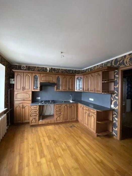 Сади 2. Продам простору 3-кімнатну квартиру