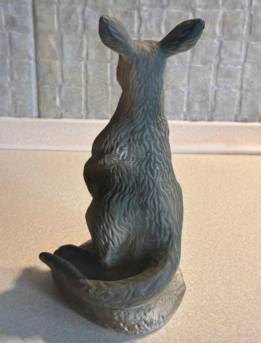Figurka ceramiczna kangura – symbol miłości mamy i dziecka 17,5cm