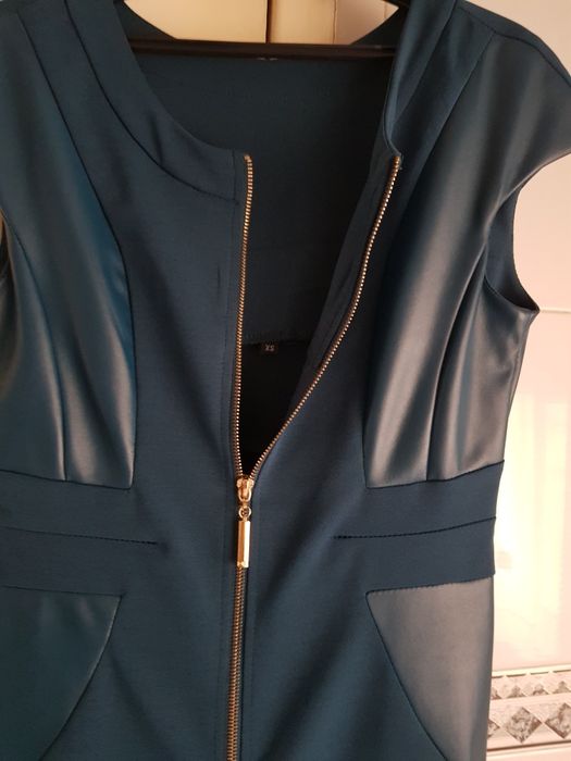 Vestido imitação pele e tecido, com feixo em metal dourado.