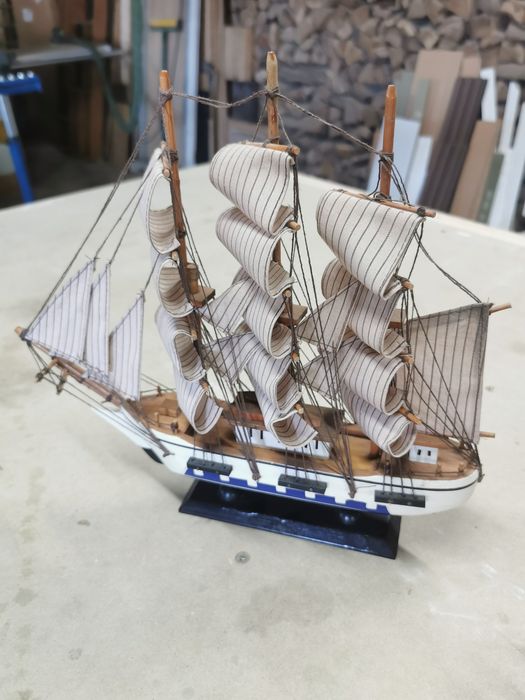 2 barcos em miniatura