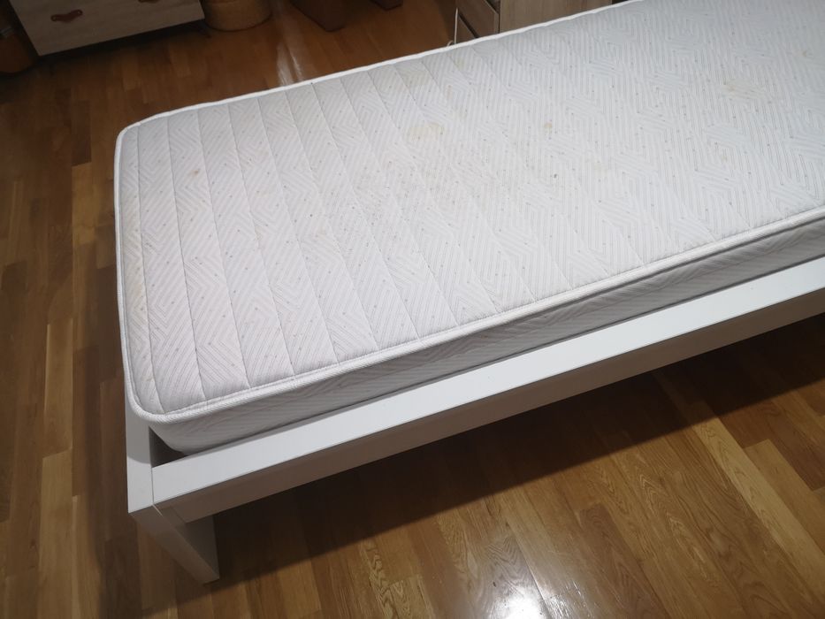 Cama individual branca