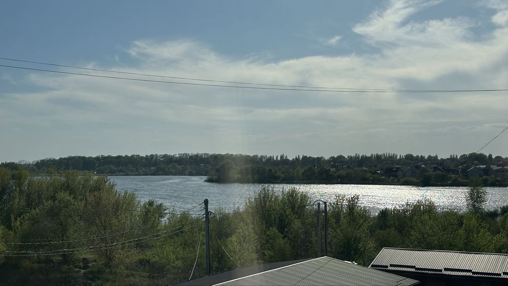 Продам готову 2 кімнатну квартиру в новобудові з панорамними вікнами на озеро
