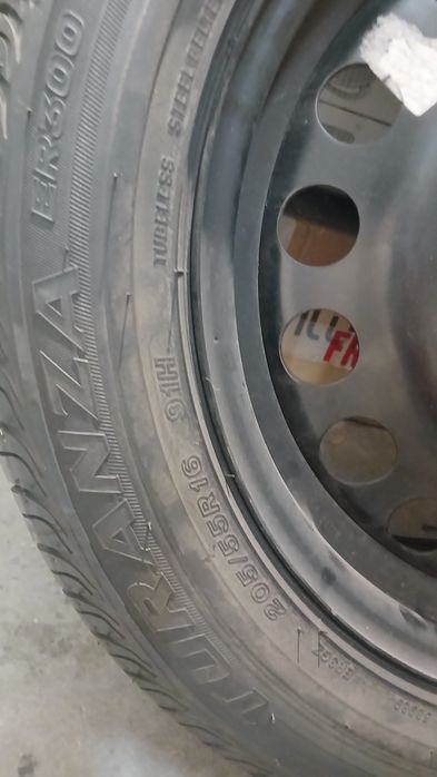 Roda suplente de um opel Astra