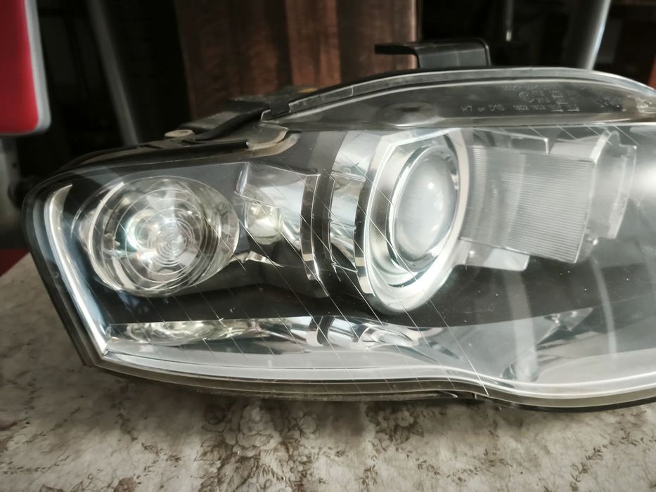 Farol direito bi-xenon Audi A4 B7 s-line pisca branco