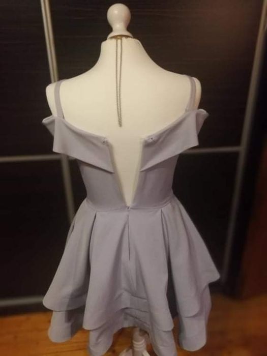 Przed kolano szara sukienka